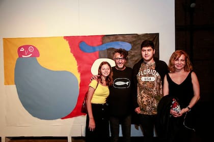 Martín Páez en la inauguración de su muestra con Fito y Cecilia Roth, sus padres, y su hermana Margarita