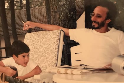 Martín Páez Roth, en un tierna postal junto a su padre Fito