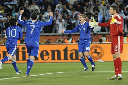 Martín Palermo festejando su gol ante Grecia por el Mundial de Sudáfrica junto a Messi y Di María