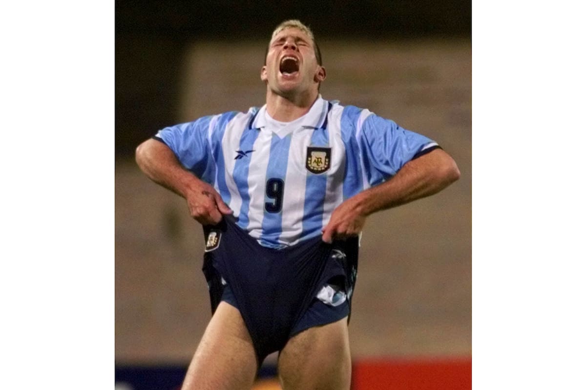 Martin Palermo se lamenta luego de errar un penal.