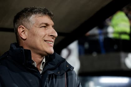 Martín Palermo sonrió por lo que parecía ser un golazo de Luciano Giménez, pero su tranquilidad se alteró cuando el VAR intervino en la comunicación con Jorge Baliño para señalar una mano del delantero.