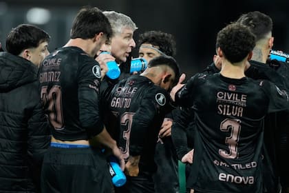 Martín Palermo trató de ajustar el funcionamiento de Platense durante la pausa de hidratación; el Calamar sufrió en el final
