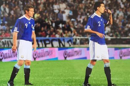 Mariano Echeverría, junto a Martín Palermo; aquel día, frente a Jamaica, fue el capitán del equipo. De los once titulares, el Titán fue el único convocado al Mundial de Sudáfrica