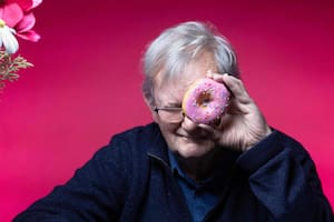 Martin Parr posa para una sesión fotográfica en París, en octubre pasado; el sábado murió a los 73 años en Bristol, anunció su fundación