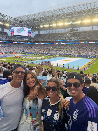 Martín Pepa y Pampita junto a Guillermo Ardohain, hermano de la modelo, y su pareja Malena (Foto: Instagram @pampitaoficial)