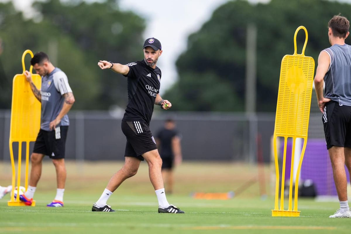 Martín Perelman da indicaciones durante un entrenamiento de Orlando City