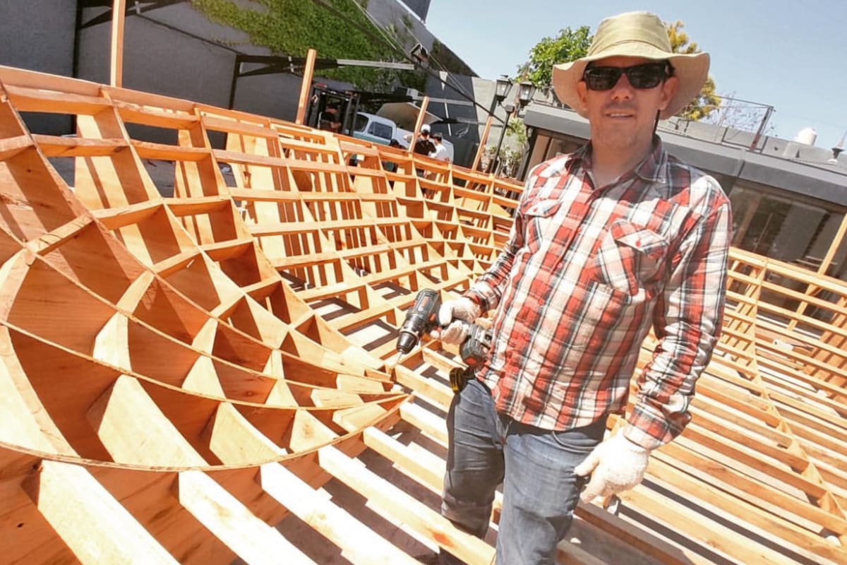 Martín Pibotto en acción construyendo una pista de skate en San Juan
