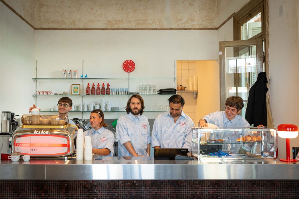 Martín Piroyansky junto a su equipo de trabajo en el nuevo café Mar del Plata de La Paternal.