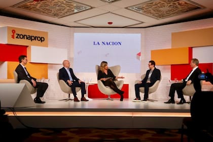 Martín Potito (Director en L. J. Ramos - División Corporativa – Oficinas), Domingo Speranza (Director de Newmark Grubb BACRE), Carla Quiroga, editora del suplemento Propiedades de LA NACION, Ary Krivopisk (Head de Real Estate para WeWork LATAM) y Héctor Salvo (Gerente General de RAGHSA)