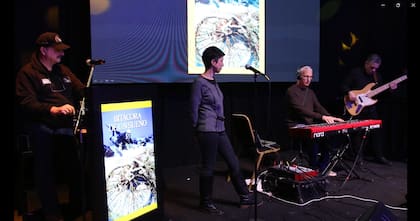 Martín, presentó el libro ante 228 invitados, con un tema de apertura interpretado por Mario Siperman , tecladista de Los Fabulosos Cadillacs,