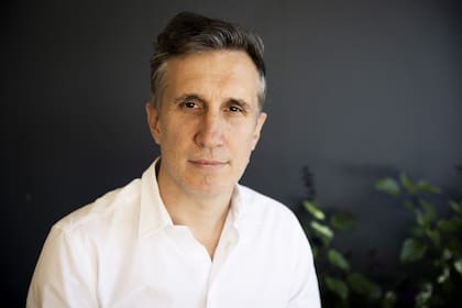 Martín Rapetti estudió Economía en la Universidad de Buenos Aires (UBA) y completó su doctorado en la Universidad de Massachusetts; es investigador del Conicet y el Cedes, y es docente de Macroeconomía de la UBA; fue director de Desarrollo Económico en el Cippec y en 2021 fundó junto a Diego Bossio la firma Equilibra, un centro de investigación económica y consultoría