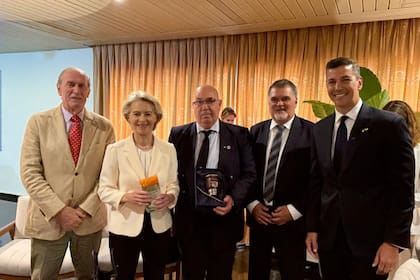 Martín Rapetti, vicepresidente de la Farm; la presidenta de la Comisión Europea, Ursula von der Leyen; Jorge Andrés Rodríguez, presidente Farm del Uruguay; el vicepresidente segundo de la Farm del Paraguay, Daniel Prieto; y el presidente del Paraguay, Santiago Peña Palacios