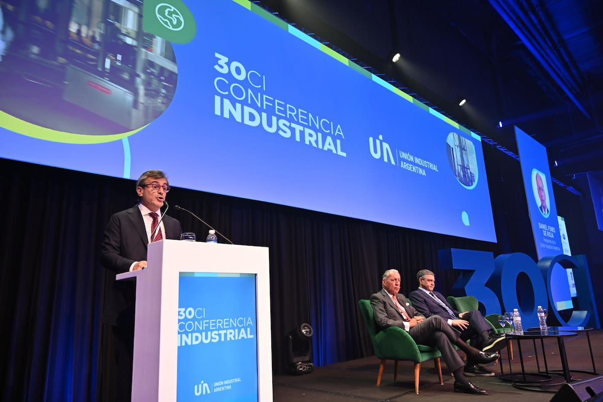 Martín Rappallini, junto a Daniel Funes de Rioja y el jefe de Gobierno porteño, Jorge Macri, en la apertura de la 30° Conferencia Industrial