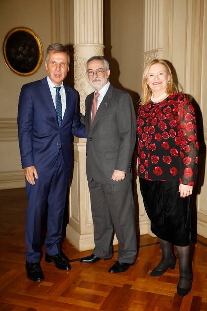 Martín Redrado junto al embajador de Brasil, Julio Bitelli, y su esposa Lizzy