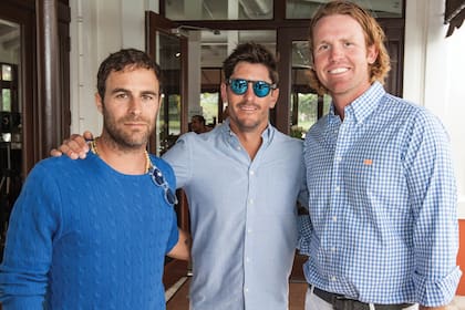 Martín rodeado por los polistas Nic Roldan y Kris Kampsen en el
International Polo Club de Palm Beach, en 2017.
