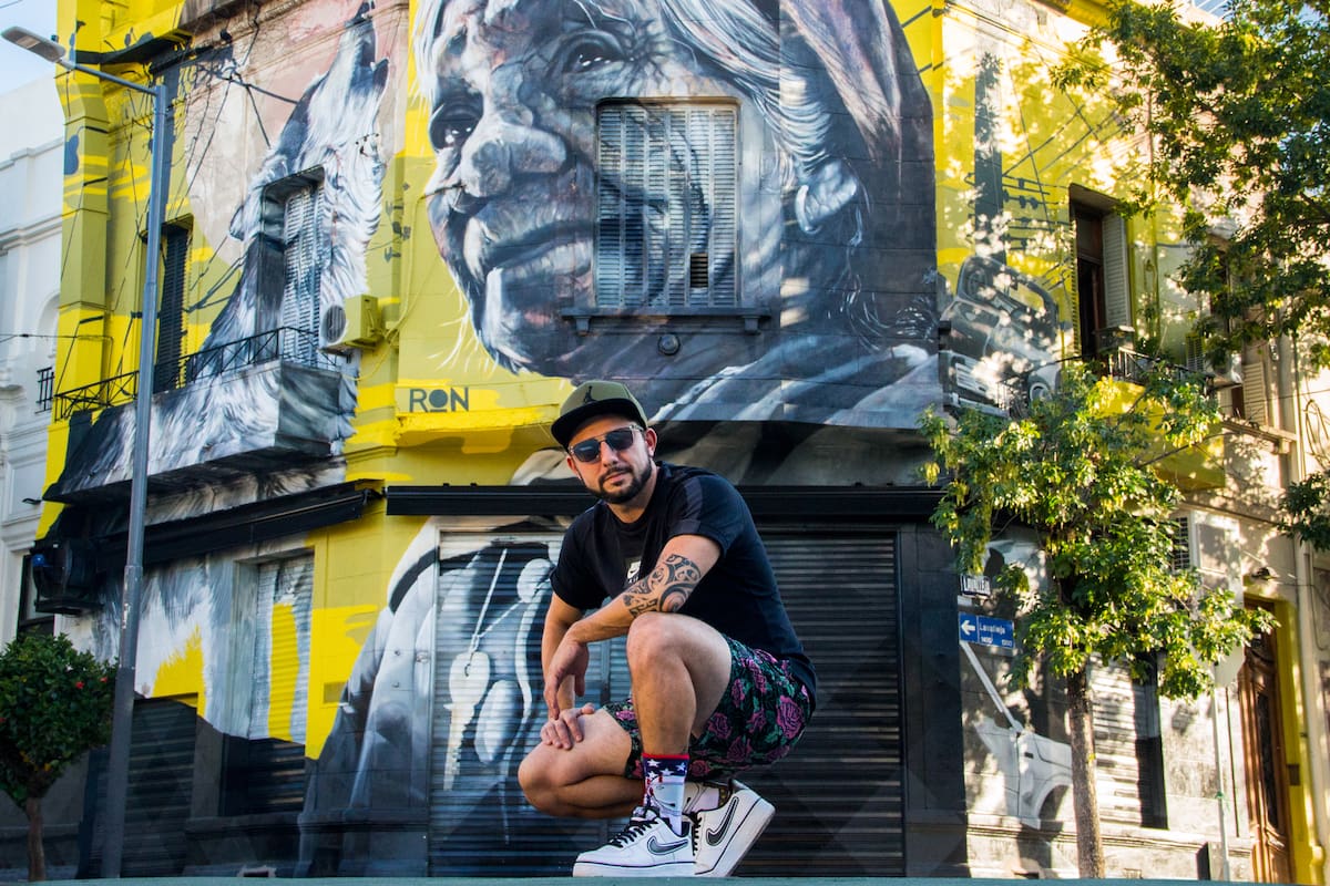 Martín Ron posa con "La vieja del desarmadero", 2019, Buenos Aires, Argentina.