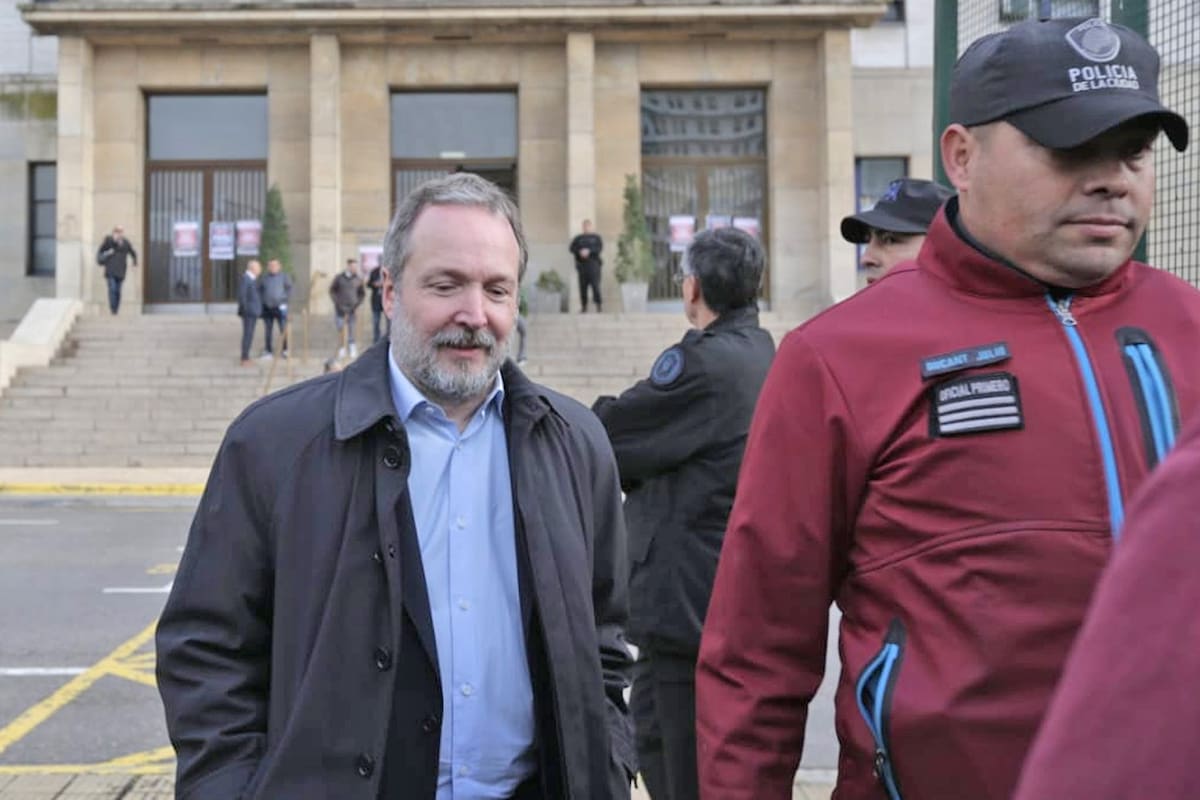 Martín Sabbatella en la puerta de Comodoro Py