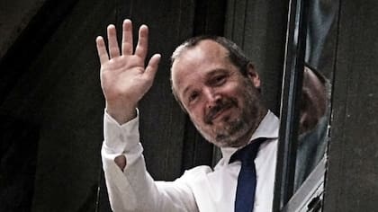 Martín Sabbatella saluda desde el edificio de la ex Afsca