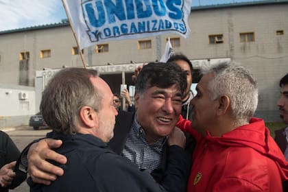 Martín Sabbatella se acercó a Ezeiza a recibir a Carlos Zannini tras su liberación