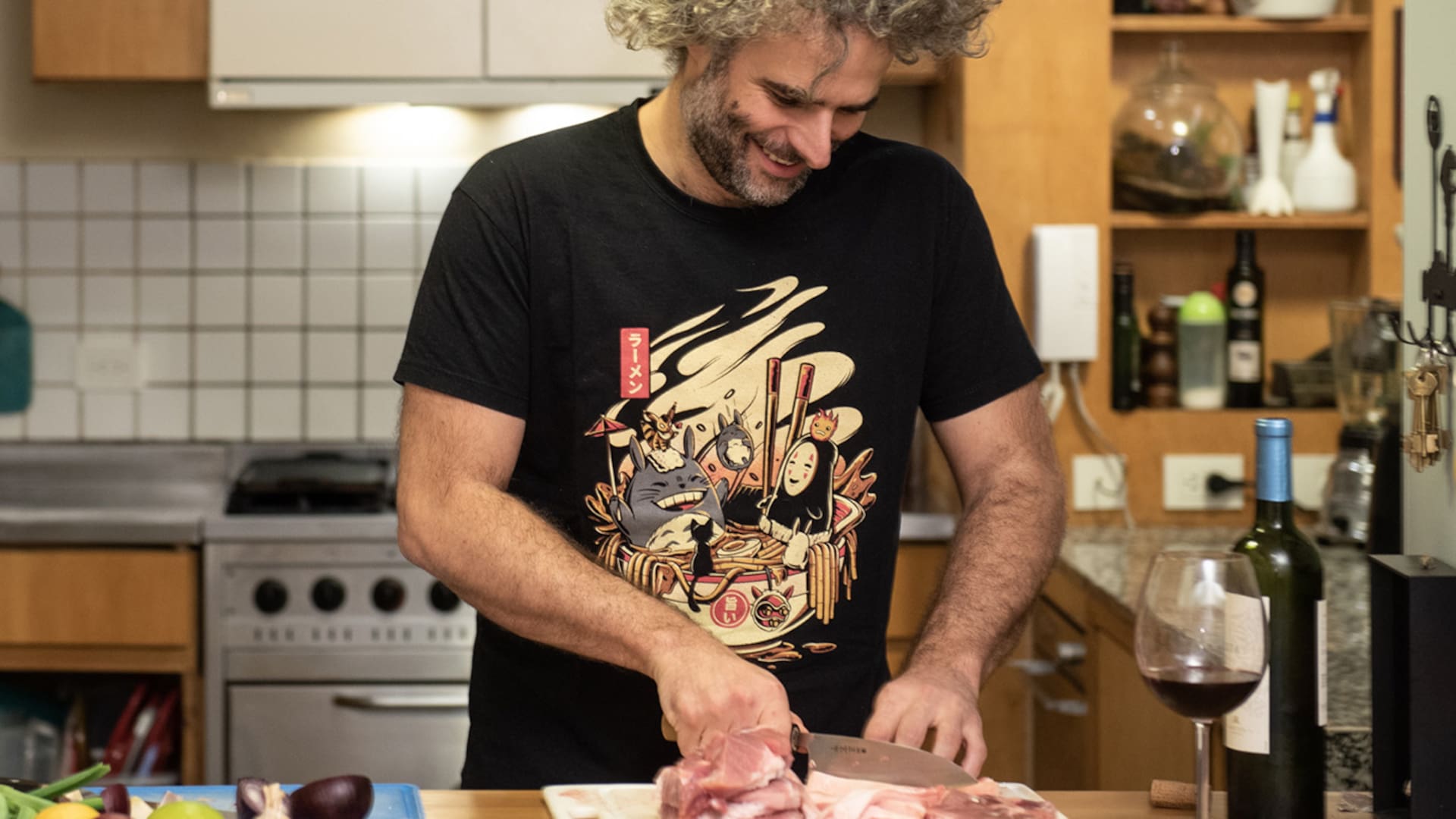 Martín Sarsale cocina un plato que enviará a sus amigos. A la noche, compartirán una cena por Zoom