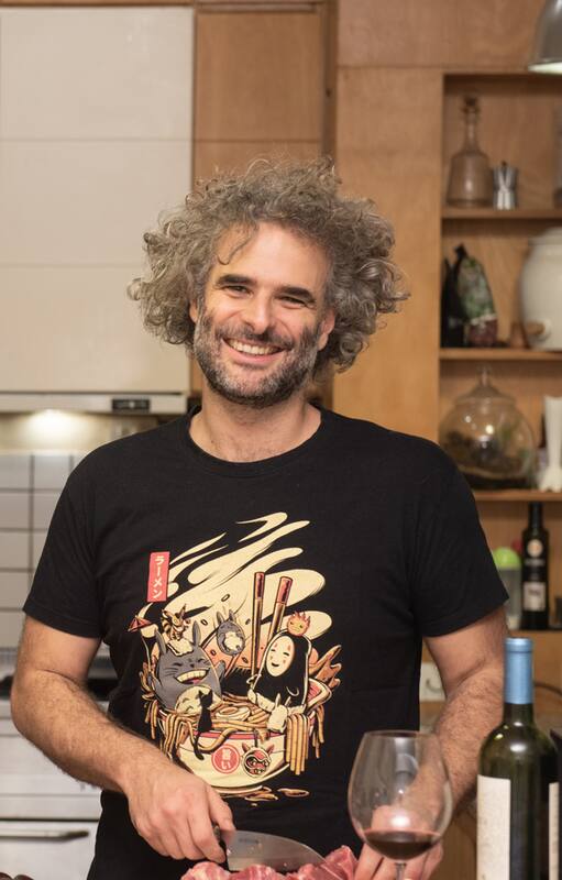Martín Sarsale cocina un plato que enviará a sus amigos. A la noche, compartirán una cena por Zoom