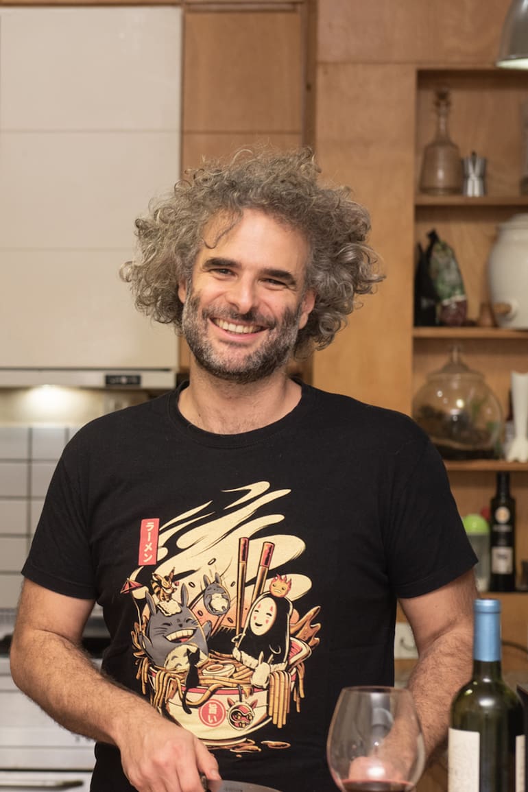 Martín Sarsale cocina un plato que enviará a sus amigos. A la noche, compartirán una cena por Zoom