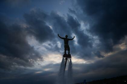 Martin Schiaritti, durante la demostración de Fly Board en un piletón de 260.000 litros instalada dentro del predio.