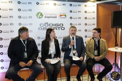 Martín Schvartzman, CEO de Exponenciar; Brenda Quattrini, del equipo de comunicación de Exponenciar, Enrique Bertini, presidente de Cafma, y Marco Stiuso, coordinador general de Cafma
