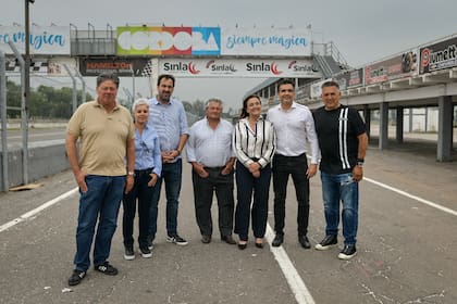 Martín Schvartzman, CEO de Exponenciar; Valeria Nethge, gerente de Operaciones; Patricio Frydman, gerente comercial, junto a la vicegobernadora de Córdoba, Myrian Prunotto, y otros funcionarios