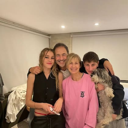 Martín Seefeld, Valeria Giuliani y sus hijos Lola y Pedro