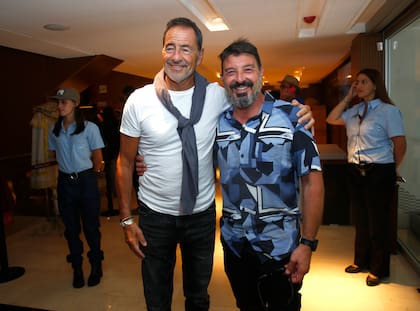 Martín Seefeld y Damián de Santo, amigos en la vida y compañeros de escenario en Una clase especial, la comedia que anoche subió a escena en el Lido, con dirección de Manuel González Gil