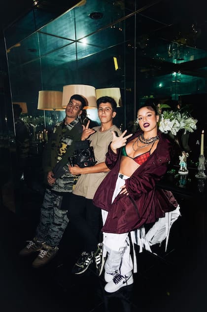 Martín Seipel junto a Emilia Mernes y Duki