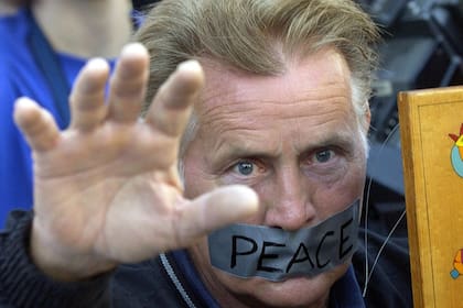 Martin Sheen participa de una viglia por paz y regreso a salvo de soldados