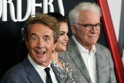 Martin Short reacciona con humor frente a la presencia de los fotógrafos en el estreno de la segunda entrega de la serie que acá puede verse por Star+