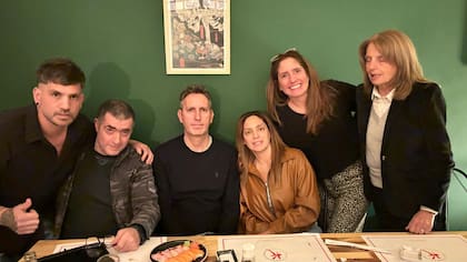 Martín, su cuñado Marcelo, sus hermanos Matías, Victoria, Mariana y su madre en la inauguración del omakase