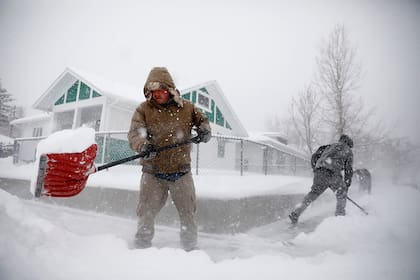 Martin Thompson quita la nieve de la vereda el 13 de marzo durante una tormenta de invierno en Casper, Wyo. La tormenta provocó tormentas de nieve en partes de Colorado, Wyoming, Montana, Nebraska y Dakota del Sur