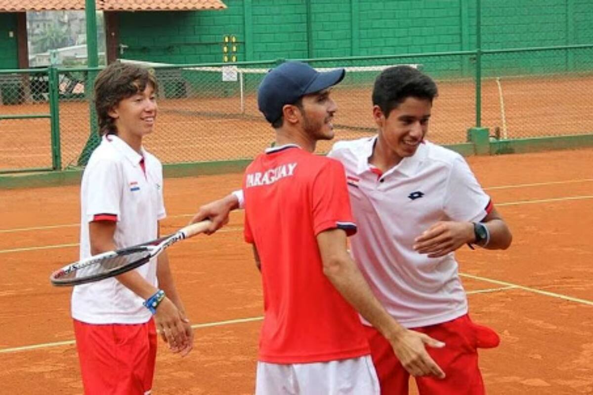 Martín Vergara y Adolfo Vallejo, ambos de camiseta blanca, tras ganar juntos un encuentro en la Copa Davis junior
