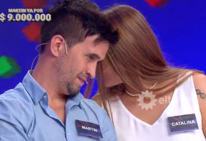 Martín y Catalina fueron captados por las cámaras mientras se susurraban al oído durante Los 8 escalones de los 3 millones