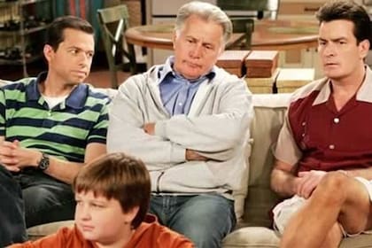 Martin y Charlie Sheen, en plena escena de Two and a half men