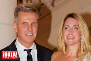 Martín y Lulu son habitués de fiestas y galas solidarias del calendario social. Tienen dos hijos cada uno, de matrimonios anteriores. Acá se los ve en noviembre de 2019, en la fiesta anual del Hospital Austral. A ella le encanta la moda y para su boda italiana eligió un vestido en color marfil de Oscar de la Renta.