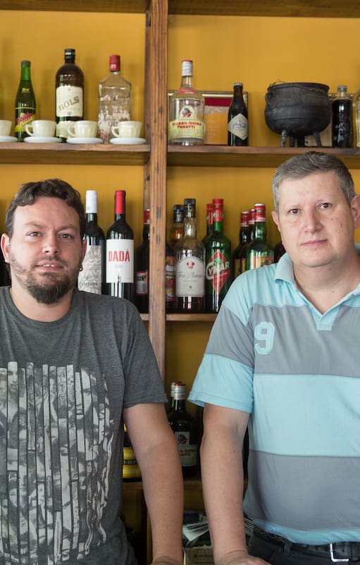 Martín y su padre, Eduardo Piazzoni, tercera y segunda generación al frente de la carnicería Piazzoni y el bar 9 de julio, en Colonia Caroya.
