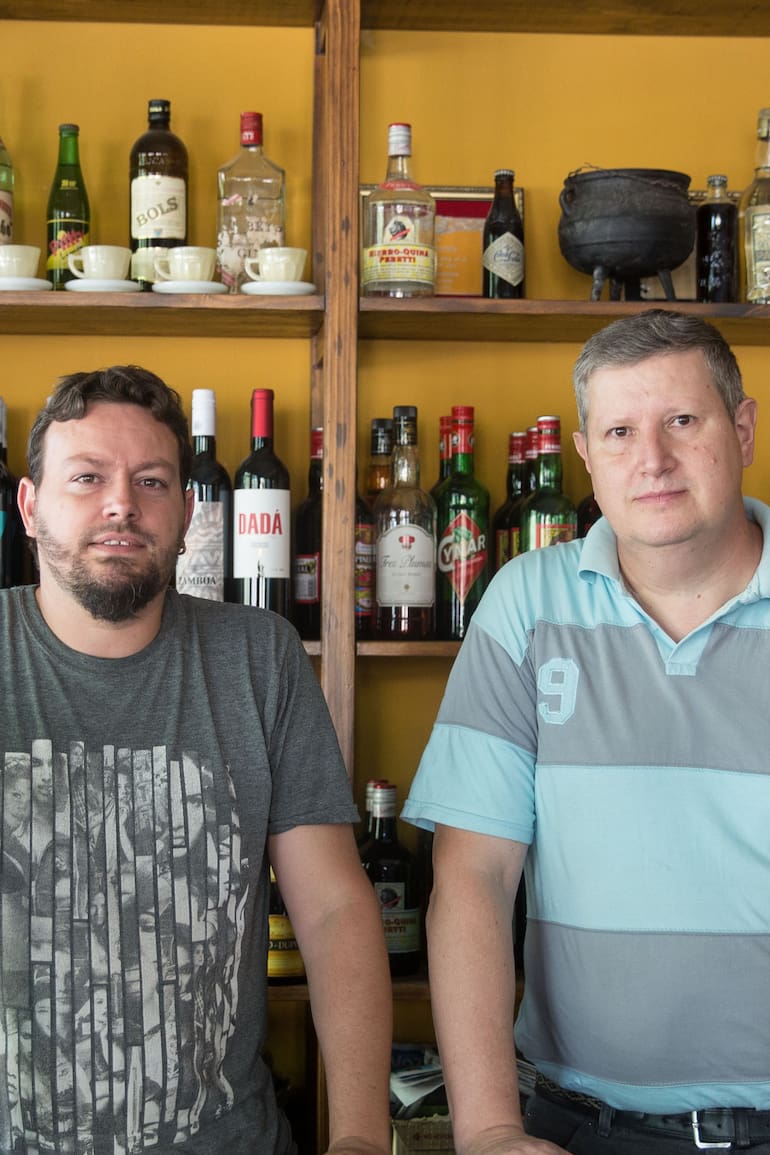 Martín y su padre, Eduardo Piazzoni, tercera y segunda generación al frente de la carnicería Piazzoni y el bar 9 de julio, en Colonia Caroya.
