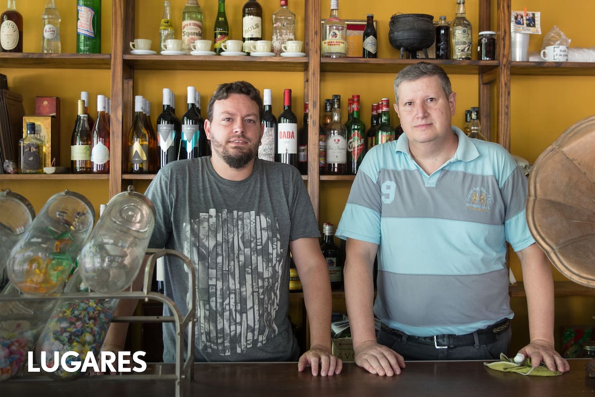 Martín y su padre, Eduardo Piazzoni, tercera y segunda generación al frente de la carnicería Piazzoni y el bar 9 de julio, en Colonia Caroya.
