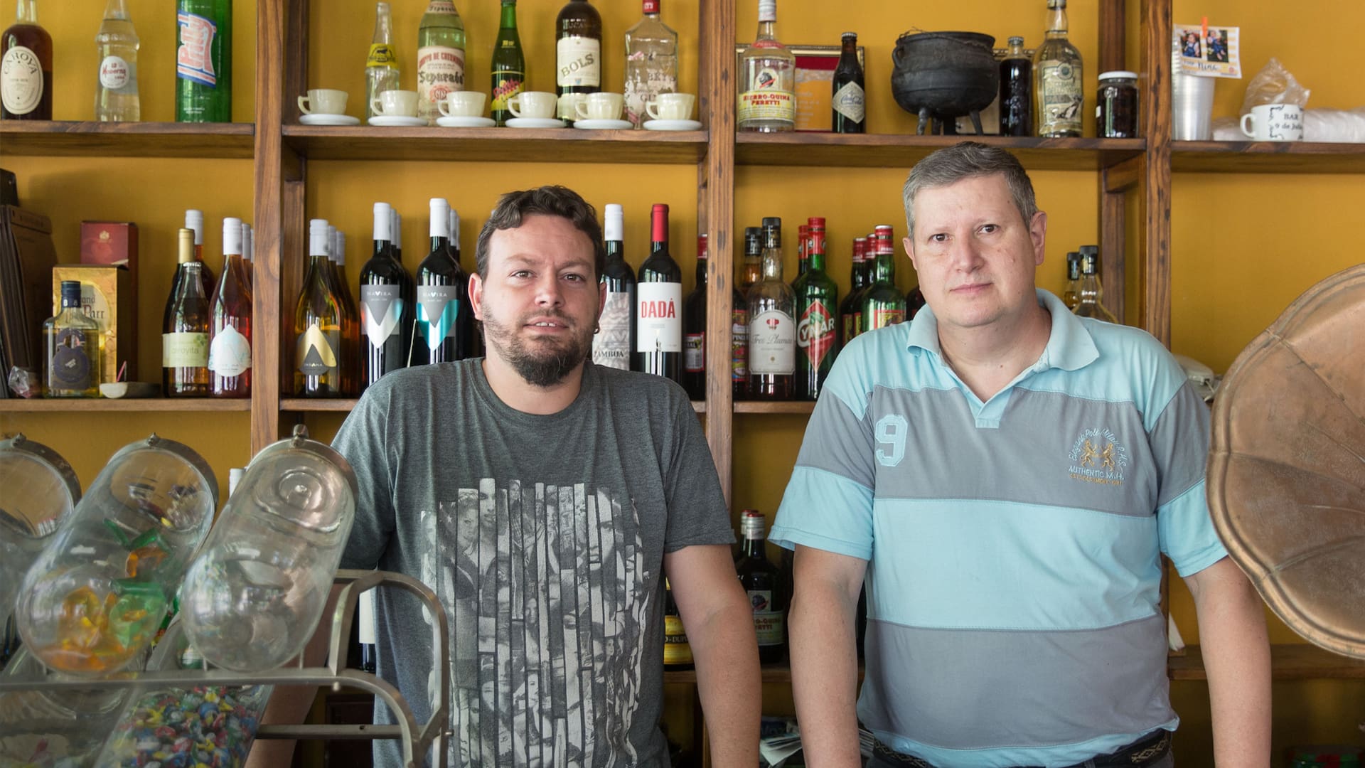 Martín y su padre, Eduardo Piazzoni, tercera y segunda generación al frente de la carnicería Piazzoni y el bar 9 de julio, en Colonia Caroya.