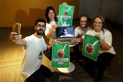 Florencia Coelho y Santiago Nasra junto a los diseñadores Daniela Guini, Emiliano Panelli y el ilustrador Martín Zalucki, el equipo detrás del emoji del mate durante la campaña de promoción