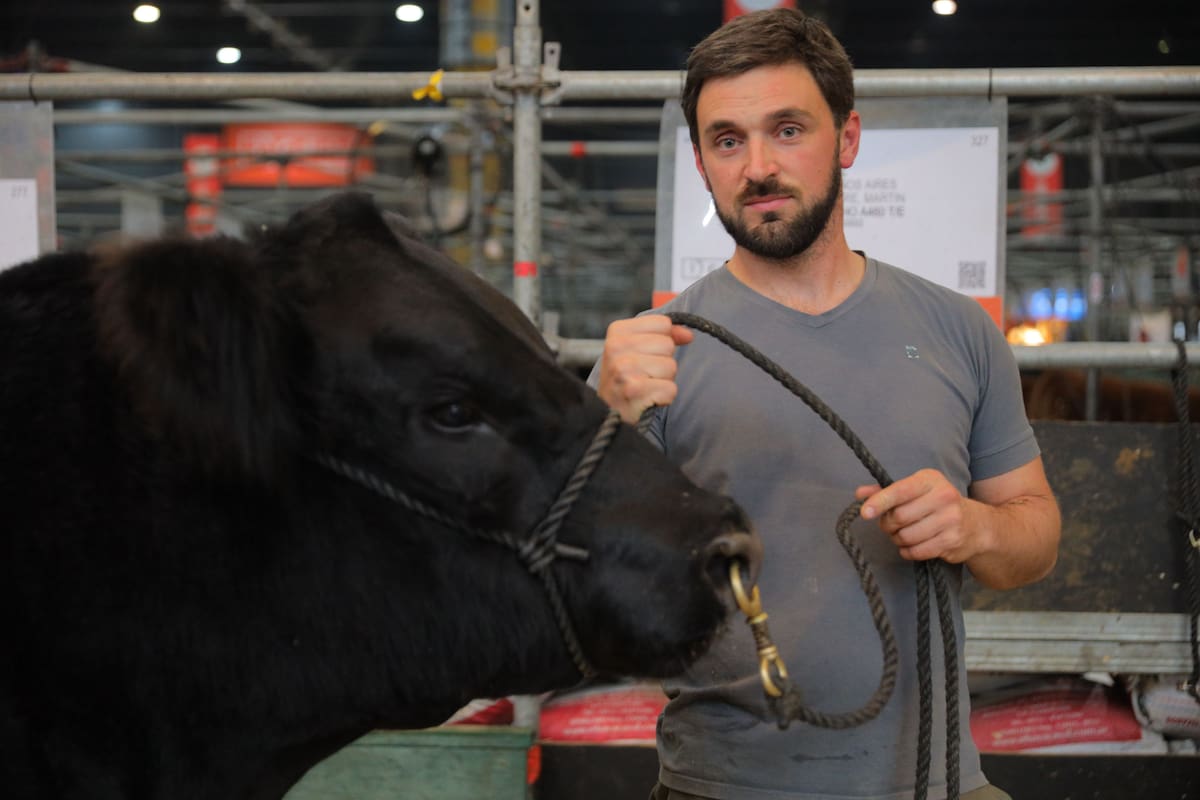 Martín Zudaire con El Diego. Su cabaña se llama La Z