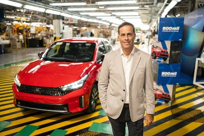 Martín Zuppi, presidente de Stellantis Argentina, junto al nuevo Fiat Cronos