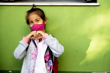 Martina Ajtras asiste a su primer día de clases presenciales en la Escuela Provincia de Córdoba, ubicada en el barrio porteño de Palermo.