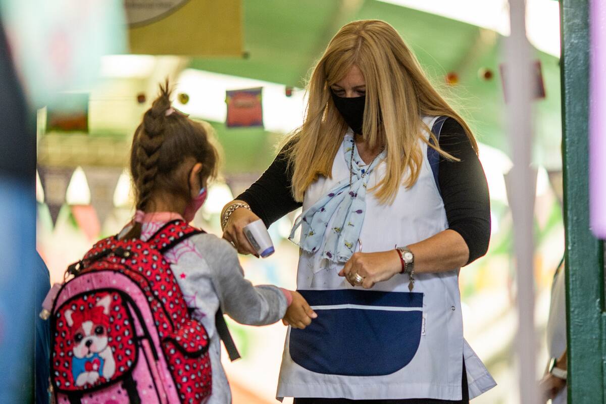 Martina Ajtras asiste a su primer dia de clases presenciales en la escuela Provincia de Cordoba, en Palermo, CABA, el 17 de Febrero de 2021.
