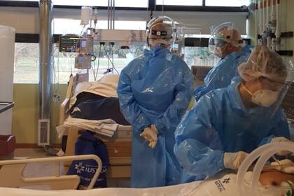 Martina, asistiendo a su paciente